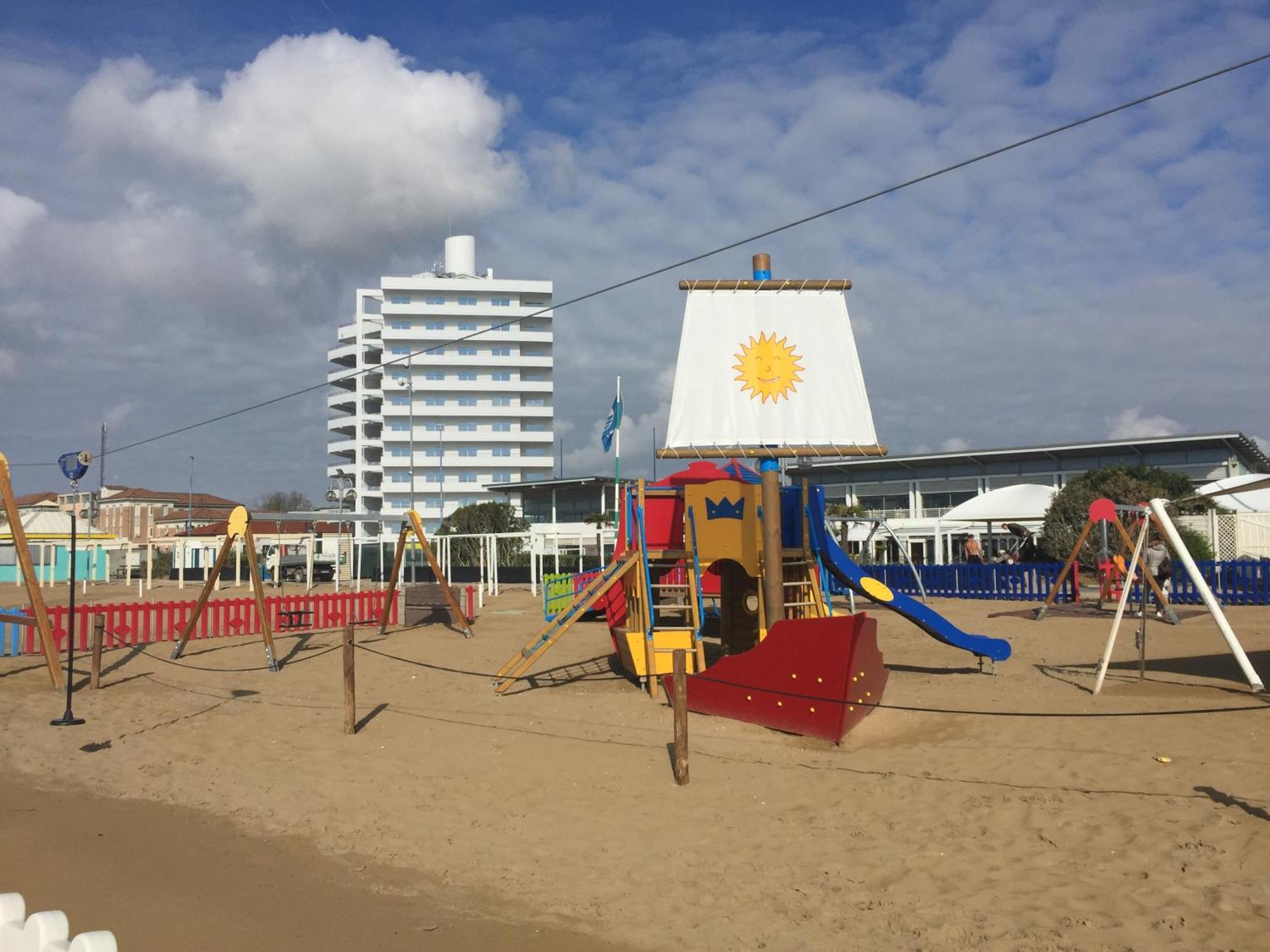 Beach Palace With Small Swimming Pool, Private Beach, Parking Lido di Jesolo Zewnętrze zdjęcie